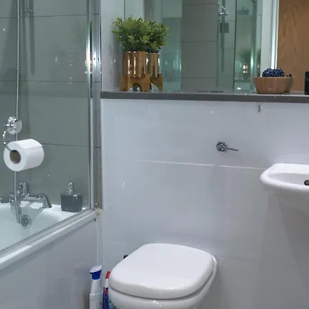 Exquisite, 2 Bed Apartment With Free Parking! Coventry Esterno foto