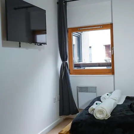 Exquisite, 2 Bed Apartment With Free Parking! Coventry Esterno foto