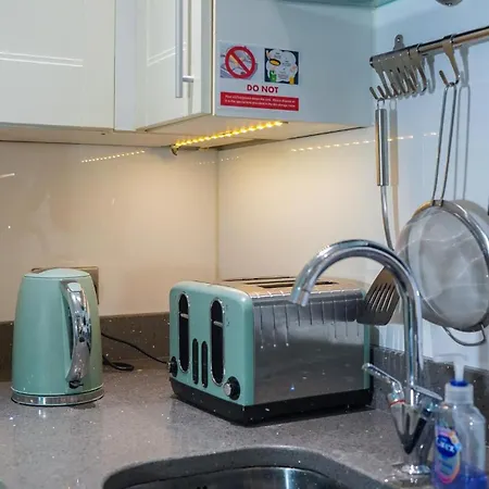 Exquisite, 2 Bed Apartment With Free Parking! Coventry Esterno foto