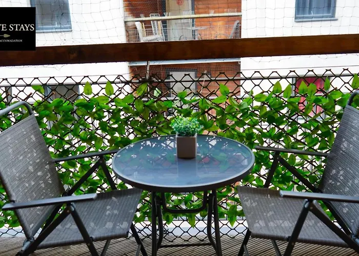Exquisite, 2 Bed Apartment With Free Parking!